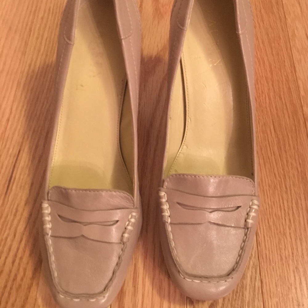 Ralph Lauren Tan career pump